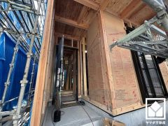 駐車スペースを並列2台分確保。重い荷物や雨の日の移動もスムーズで、快適なカーライフを実現。来客時にも便利です。