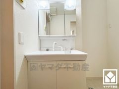 収納付きでスッキリお使い頂ける3面鏡の洗面台です。洗面ボウルが広めなので、忙しい朝でも身支度がしやすく時短になります。