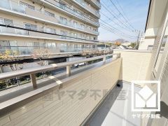 南向き・西向きの2面バルコニーで陽当たり、風通し良好。バルコニーが2か所ございますので、お洗濯物をたっぷりと干す事ができます。