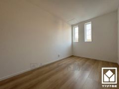 約5.1帖の2階洋室です。お子様のお部屋などにも丁度良い広さです。