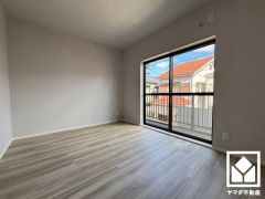 約6帖の2階洋室です。バルコニーにつながるお部屋で、通風・陽当たり良好。