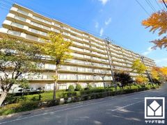 自然と調和するデザインが魅力。四季折々の風景に溶け込む、心地よい住まい。