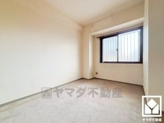 約6.2帖の洋室です。全居室に窓がございます。明るい陽光がたっぷり差し込む心地よい生活空間です。