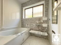 1日の疲れを癒す浴室でゆったりリフレッシュ。小窓が付いているので明るく、こもりがちな湿気もすぐ取り除くことができます。