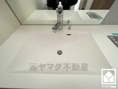 広々とした洗面台は、ホテルライクな上質空間。洗練されたデザインと機能性が融合し、毎日の身支度が特別なひとときに。