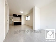 広々20.4帖のLDKが魅力。家族全員がリラックスできる、ゆったりとした快適リビングで温かい団らんの時間を。