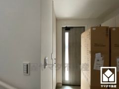 玄関にはたっぷりの収納スペースを完備。靴やベビーカー、アウトドア用品まですっきり収まり、いつでも整った空間に。