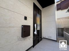 スッキリとしたスタイリッシュなデザインのダイヤル錠付きポストが設置されています。