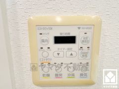 浴室暖房乾燥機付き。真冬の寒い浴室を暖かく、また雨の日の洗濯物の乾燥にと多用途に活躍する機能です。発汗作用や美肌効果のあるミストサウナ機能も付いており、短時間で体の芯まで温めることができます。