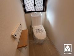 明るく清潔感溢れるトイレです。温水洗浄便座付きで、季節を問わずいつでも温かい便座をお使いいただけます。