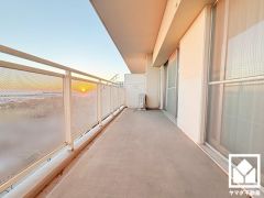 南向きバルコニーで陽当たり、風通し良好。奥行きがあり広々としているため、お洗濯物をたっぷりと干す事ができます。