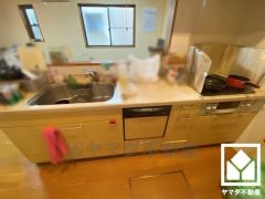 カウンターキッチンなので配膳や片付けがしやすく、お料理中でもお子様の様子が分かって安心です。毎日の家事の負担を軽減でき、水道代の節約にもなる食器洗乾燥機付き。
