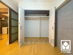 新たに家具を買わなくても良いので、ハンガーパイプ付きのクローゼットは嬉しいですね。