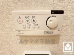 温水洗浄便座付きで、季節を問わずいつでも温かい便座をお使いいただけます。