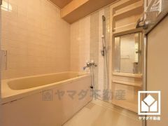 1日の疲れを癒す浴室でゆったりリフレッシュ。追い炊き機能付きなので、いつでも温かいお風呂に入ることができます。ボタン1つで自動でお湯張りができるオートバス機能もございます。