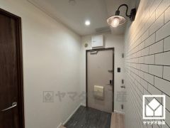 レンガ調の壁紙と、レトロなデザインのブラケットライトがおしゃれな雰囲気を演出します。