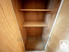 廊下にも収納スペースがあり、住空間を広々お使いいただけます。奥行きがあるので、収納力も申し分ありません。