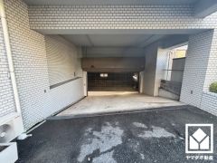 敷地内に地下駐車場を完備。エレベーターの利用が可能で、重い荷物や雨の日の移動もスムーズ。現在、駐車場に空きがございます。空き状況は変動いたしますので、詳細は弊社スタッフまでお気軽にお問い合わせ下さい。