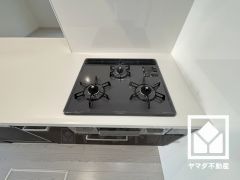 毎日の料理がもっとスムーズに。便利な3口コンロ付きキッチン。