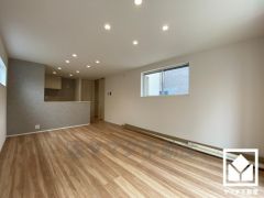 心地よい空間が広がるリビングで、家族みんなが快適に過ごせる時間を提供。