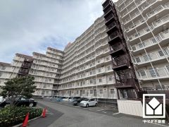 重厚感のあるファサードが、洗練された暮らしを予感させる。街並みに馴染みながらも、ひときわ目を引く存在感。