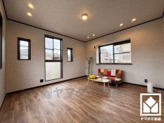 プライバシー・採光に配慮された約13.5帖の2階リビングです。家族全員がリラックスできる、ゆったりとした快適リビングで温かい団らんの時間を。