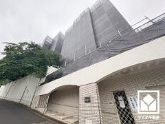 自然と調和するデザインが魅力。四季折々の風景に溶け込む、心地よい住まい。