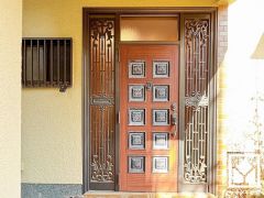 上質な暮らしを象徴する、重厚感のある落ち着いた配色の玄関デザイン。帰るたびに誇らしく思える住まいがここに。