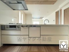 フラットタイプのカウンターキッチンなので配膳や片付けがしやすく、お料理中でもお子様の様子が分かって安心です。