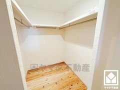 収納力豊富なウォークインクローゼット付き。お洋服はもちろん季節の荷物、趣味の道具や日用品のストックなども収納可能。
