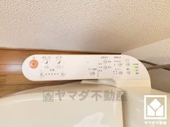 温水洗浄便座付きで、季節を問わずいつでも温かい便座をお使いいただけます。