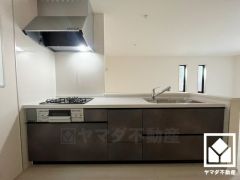 カウンターキッチンなので配膳や片付けがしやすく、お料理中でもお子様の様子が分かって安心です。