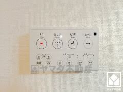 温水洗浄便座付きで、季節を問わずいつでも温かい便座をお使いいただけます。