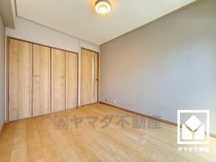 バルコニーにつながるお部屋で、通風・陽当たり良好。