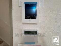 突然の来訪時でも安心なモニター付きインターホンを完備。お留守番中のお子様でも簡単に来訪者の確認ができます。