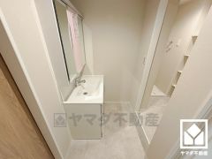 使いやすさが考えられた3面鏡です。ワイドな洗面台で朝の支度もはかどります。
