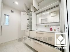 バスタオルやパジャマ、洗剤等のストックも収納できるので、洗面室をすっきり清潔に保つことができそうです。