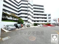 敷地内に駐車場を完備。重い荷物や雨の日の移動もスムーズで、快適なカーライフを実現。空き状況等は弊社スタッフまでお気軽にお問い合わせください。