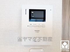 突然の来訪時でも安心なモニター付きインターホンを完備。お留守番中のお子様でも簡単に来訪者の確認ができます。