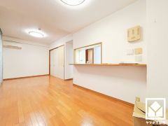 広々15.5帖のLDKが魅力。家族全員がリラックスできる、ゆったりとした快適リビングで温かい団らんの時間を。