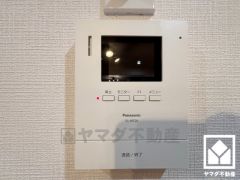 突然の来訪時でも安心なモニター付きインターホンを完備。お留守番中のお子様でも簡単に来訪者の確認ができます。