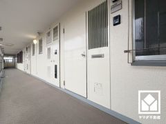 白を基調とした明るい玄関で、毎日を爽やかにスタート。清潔感あふれる空間が、訪れる人々を温かく迎えます。