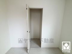 クローゼットは奥行きがあるので、収納力も申し分ありません。