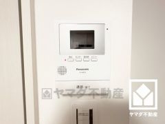 突然の来訪時でも安心なモニター付きインターホンを完備。お留守番中のお子様でも簡単に来訪者の確認ができます。