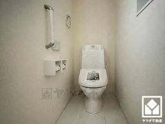 明るく清潔感溢れるトイレです。2連トイレットペーパーホルダーなのでお取替えの手間が軽減できます。手すりもございますので、立ち座りが楽になります。