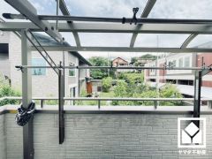 南東向きバルコニーで陽当たり、風通し良好。広々としているため、お洗濯物をたっぷりと干す事ができます。屋根付きなので急な雨の日も安心ですね。