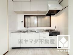 キッチンは空間を有効活用できる壁付けタイプ。窓がございますので、昼間は手元が明るく、お料理がはかどります。