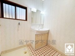 収納付きでスッキリお使い頂ける3面鏡の洗面台です。洗面ボウルが広めなので、忙しい朝でも身支度がしやすく時短になります。