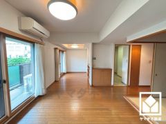 自然光を取り込む、開放感あふれる暮らし。心地よい空間が広がるリビングで、家族みんなが快適に過ごせる時間を提供。