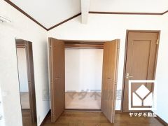 お子様のお部屋などにも丁度良い広さです。クローゼットの前に鏡が設置されています。